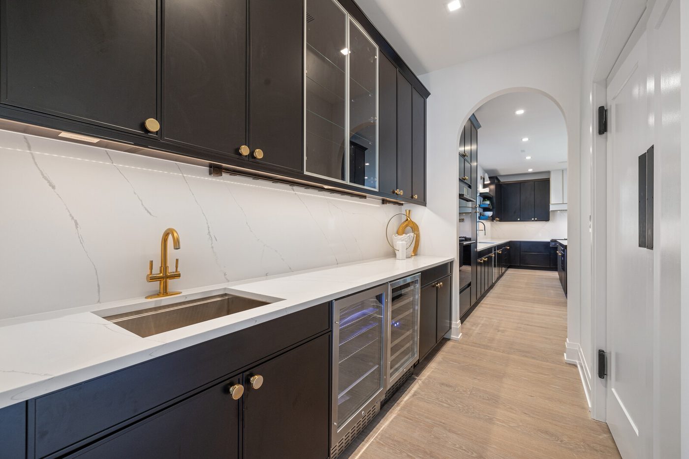 Butler's pantry and wet bar